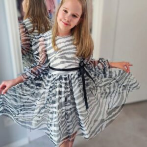 Sukienka dla dziewczynki w zwierzęcy print zebra z tiulowymi rękawami i czarnym paskiem w talii.