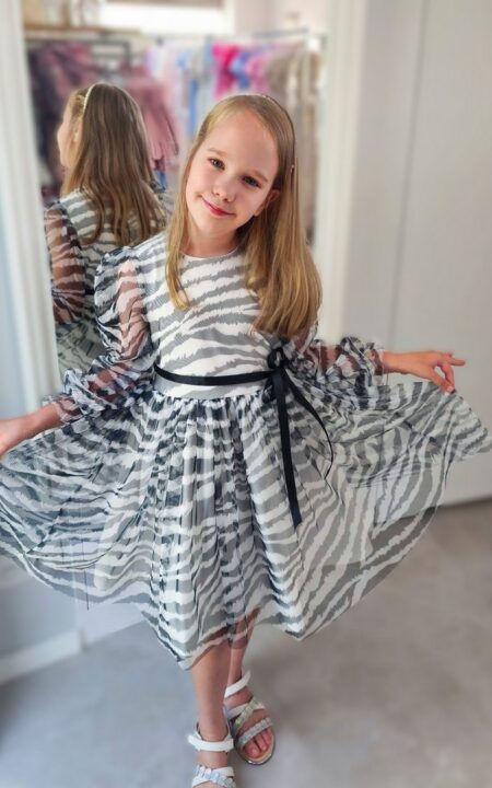 Sukienka dla dziewczynki w zwierzęcy print zebra z tiulowymi rękawami i czarnym paskiem w talii.