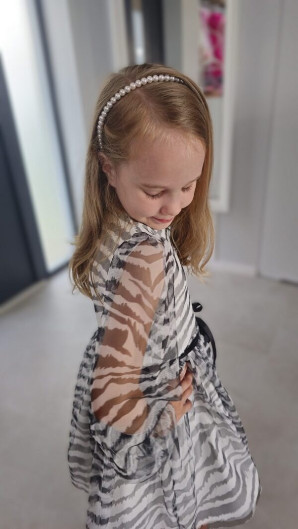 Sukienka w zwierzęcy print zebra dla dziewczynki, z delikatnymi rękawami i czarnym paskiem w talii.