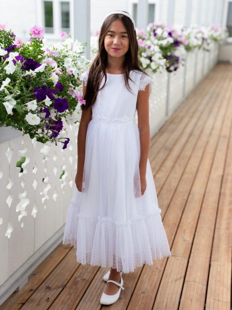 Biała komunijna sukienka z falbaną polskiej produkcji