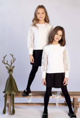 Biały sweter dla dziewczynki z koronkowymi rękawami, idealny na eleganckie okazje.
