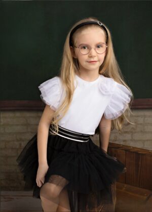 Tiulowa spódnica dla dziewczynki w kolorze czarnym z srebrnymi paskami, idealna na specjalne okazje.