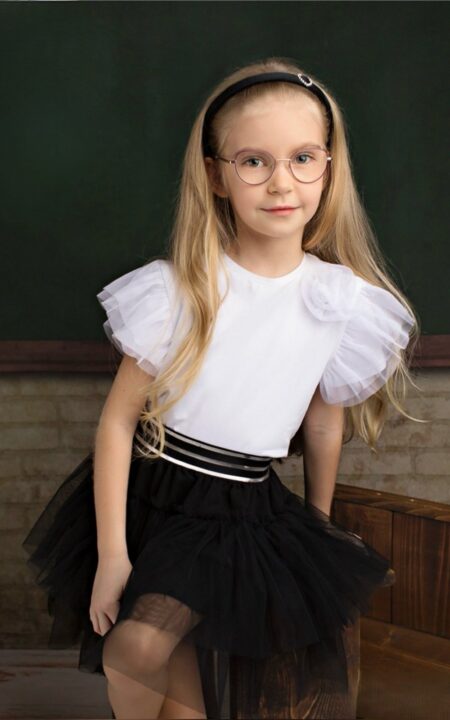 Tiulowa spódnica dla dziewczynki w kolorze czarnym z srebrnymi paskami, idealna na specjalne okazje.