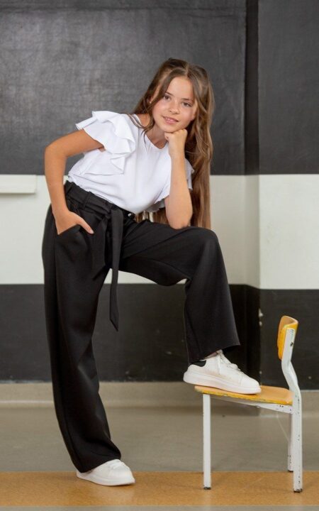 Tradycyjne czarne galowe spodnie dla dziewczynki z szerokimi nogawkami, idealne na uroczyste okazje.