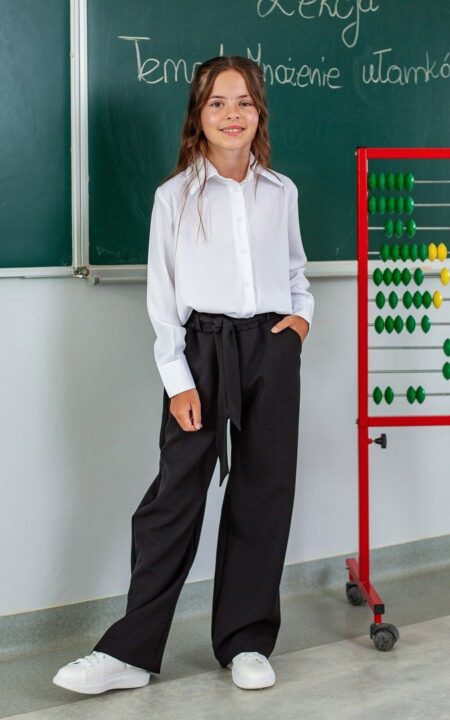 Tradycyjne czarne galowe spodnie dla dziewczynki, idealne na uroczyste okazje.