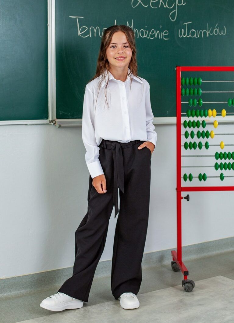 Tradycyjne czarne galowe spodnie dla dziewczynki, idealne na uroczyste okazje.