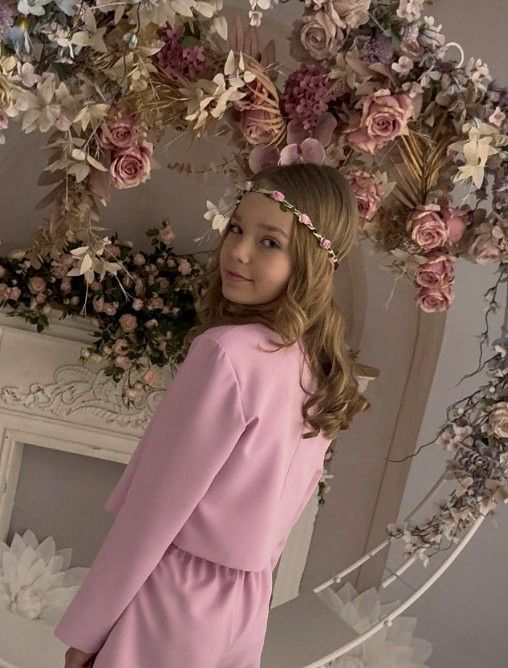 Liliowa marynarka dla dziewczynki, idealna na eleganckie okazje, zestawiona z delikatnymi dodatkami.