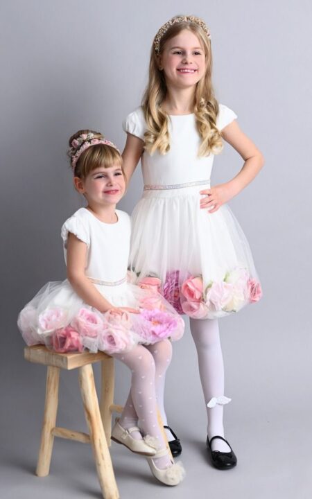 Sukienka z wszytymi sztucznymi kwiatami 3d