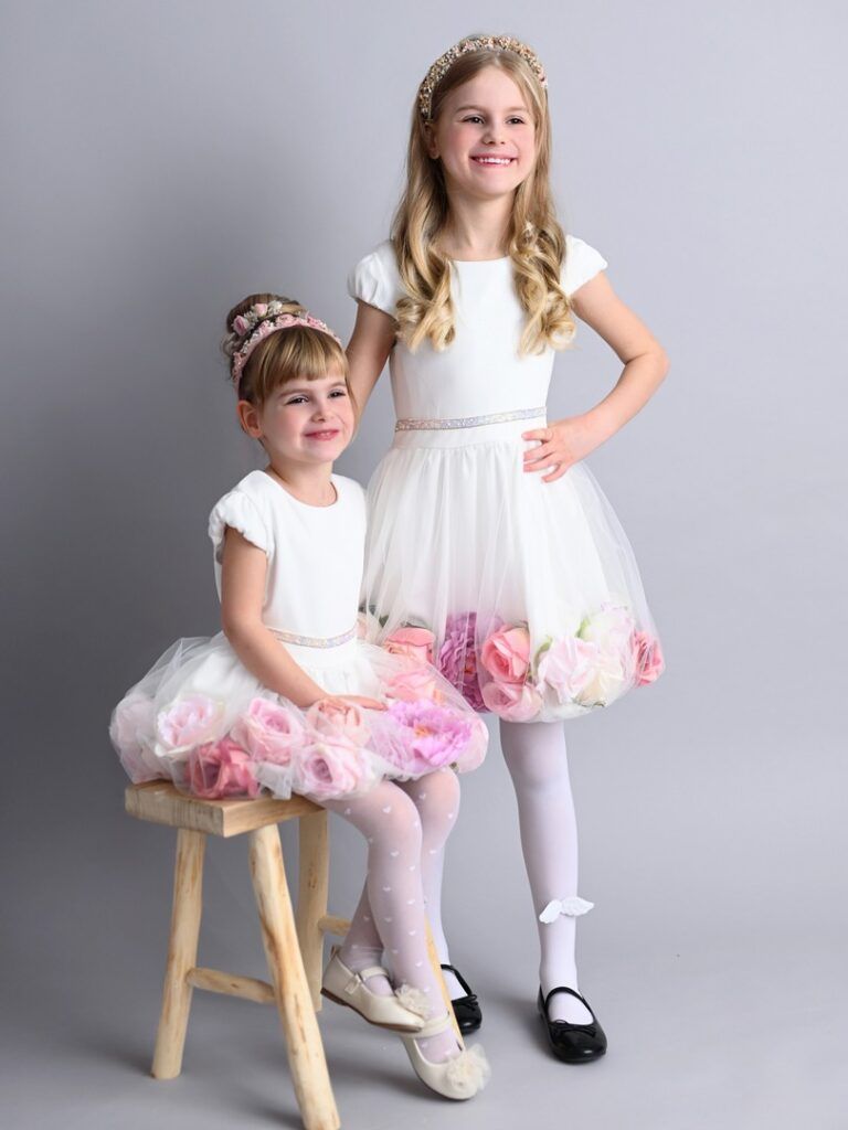 Sukienka z wszytymi sztucznymi kwiatami 3d