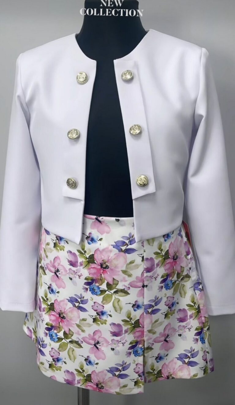 Biały żakiet z ozdobnymi złotymi guzikami, idealny do eleganckich stylizacji.