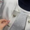 Biały zakiet z sześcioma guzikami, idealny na eleganckie okazje.
