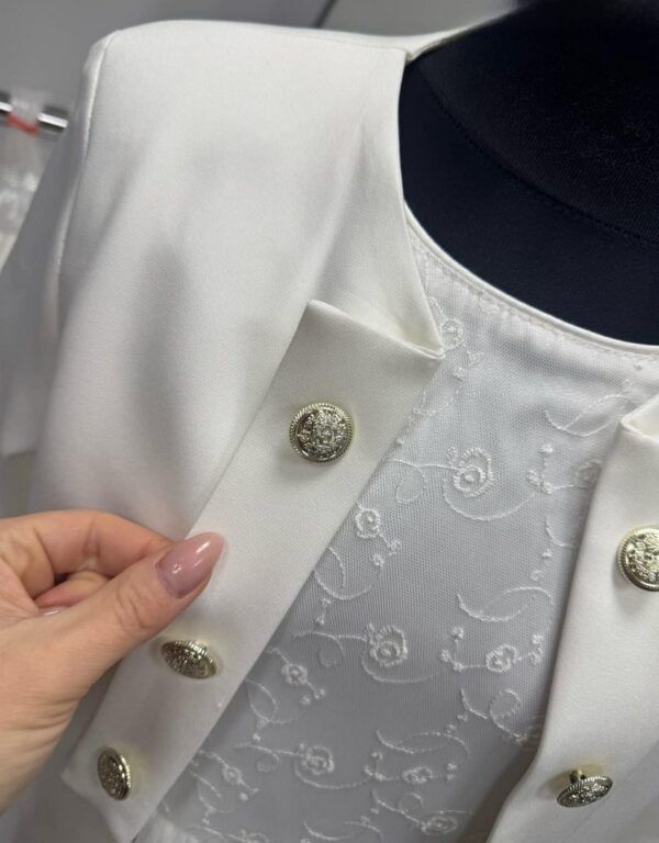 Biały zakiet z sześcioma guzikami, idealny na eleganckie okazje.
