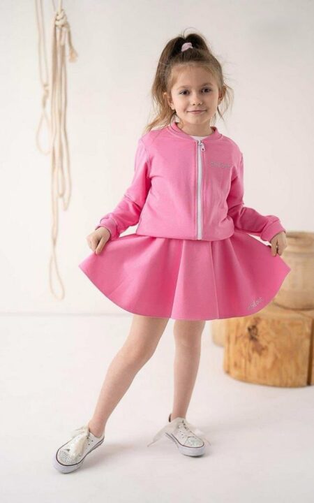 Różowy zestaw dla dziewczynki składający się z bluzy i spódnicy, idealny na codzienne wyjścia.