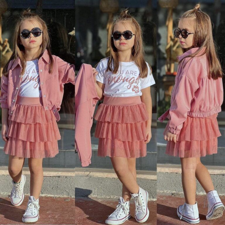 Zestaw składający się z różowej bomberki, białej bluzki z napisem oraz tiulowej spódnicy w odcieniu różowym.