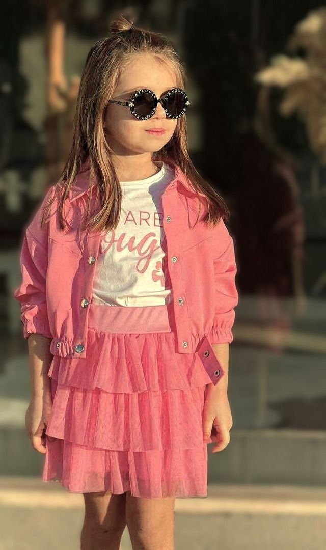 Różowy zestaw dla dziewczynki składający się z bomberki i spódniczki z falbanami.