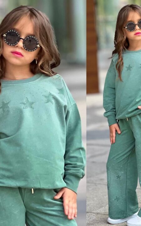 Zielony dres dla dziewczynki z gwiazdkami, idealny na codzienne stylizacje i wygodne zabawy.