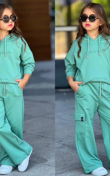 Zielony dres dla dziewczynki z kapturem i spodniami bojówkami, idealny na codzienne wyjścia i zabawę.