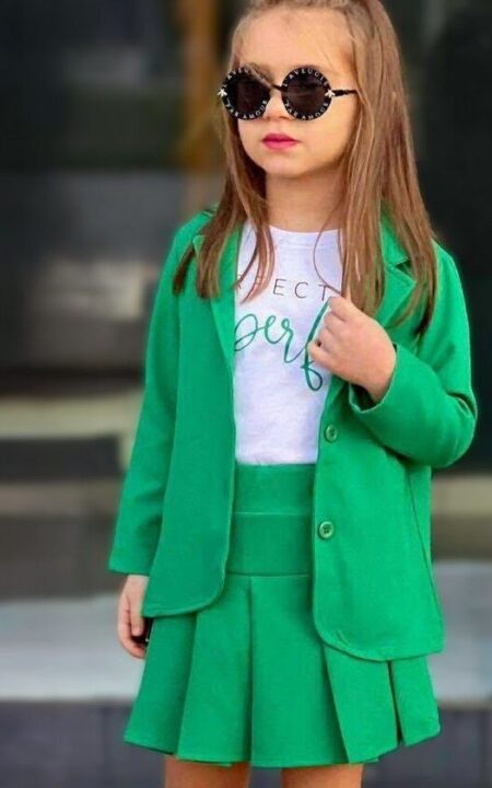 Zielony komplet z marynarką i spódnicą dla dziewczynki, idealny na wiosenne wyjścia.