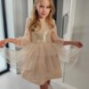 Złota sukienka z tiulem dla dziewczynki, idealna na wyjątkowe okazje.