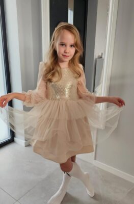 Złota sukienka z tiulem dla dziewczynki, idealna na wyjątkowe okazje.