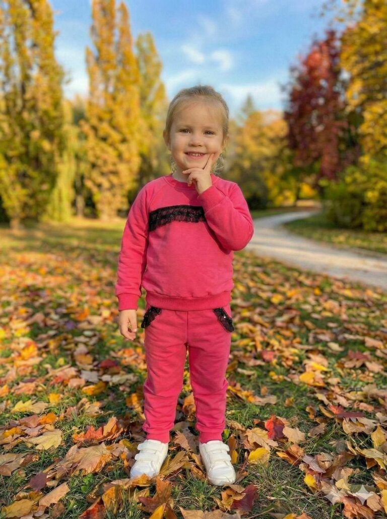 Bawełniany dres dla dziewczynki w kolorze amarantowym z koronkowymi detalami, idealny na codzienne zabawy.