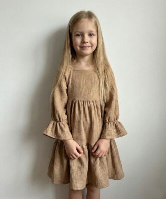 Beżowa muslinowa sukienka z złotym połyskiem, idealna na specjalne okazje.