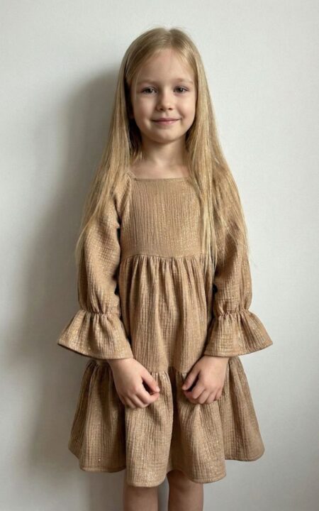 Beżowa muslinowa sukienka z złotym połyskiem, idealna na specjalne okazje.