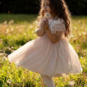 Beżowa sukienka handmade dla dziewczynki z koronkowym kołnierzykiem, idealna na letnie przyjęcia.