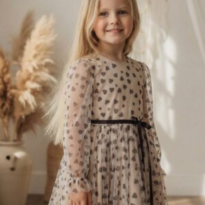Beżowa sukienka dla dziewczynki z brązowymi sercami i długimi rękawami, idealna na specjalne okazje.