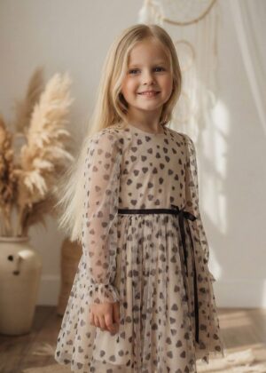 Beżowa sukienka dla dziewczynki z brązowymi sercami i długimi rękawami, idealna na specjalne okazje.