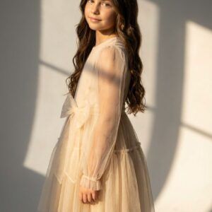 Beżowa sukienka tiulowa dla dziewczynki z kokardą, idealna na specjalne okazje.