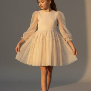 Beżowa sukienka tiulowa dla dziewczynki z długimi rękawami, idealna na specjalne okazje.