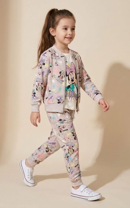 Beżowy komplet dla dziewczynki z motywem Minnie, składający się z bluzy i spodni, idealny na codzienne wyjścia.