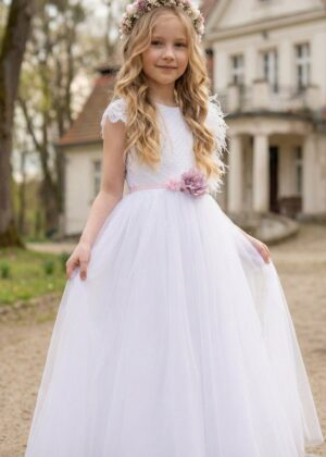 Biała, długa, asymetryczna sukienka dla dziewczynki z koronkowymi rękawami i różową ozdobą w pasie.