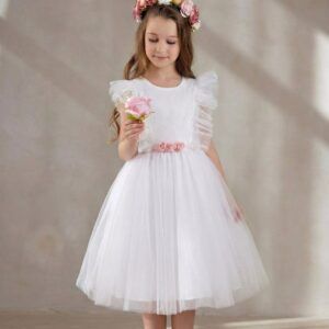 Biała sukienka dla dziewczynki z koronkowymi rękawami i różowym paskiem z kwiatów, idealna na uroczystości.