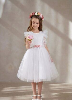 Biała sukienka dla dziewczynki z koronkowymi rękawami i różowym paskiem z kwiatów, idealna na uroczystości.