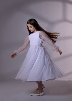 Biała sukienka komunijna z koronkowymi rękawami i delikatnym paskiem w talii.