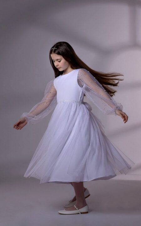 Biała sukienka komunijna z koronkowymi rękawami i delikatnym paskiem w talii.