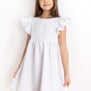 Biała sukienka z falbankami dla dziewczynki, idealna na komunię, z kwiatową opaską na głowie.