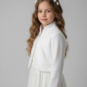 Białe bolerko polarowe dla dziewczynki, idealne na chłodniejsze dni, zestawione z białą sukienką.