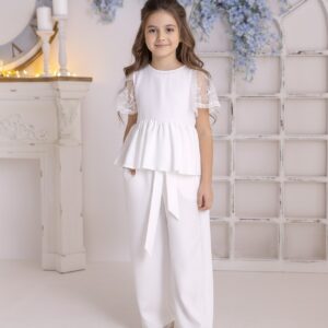 Biały komplet komunijny dla dziewczynki z koronkowymi rękawami, składający się z bluzki i spodni. Idealny na przebranie po komunii.
