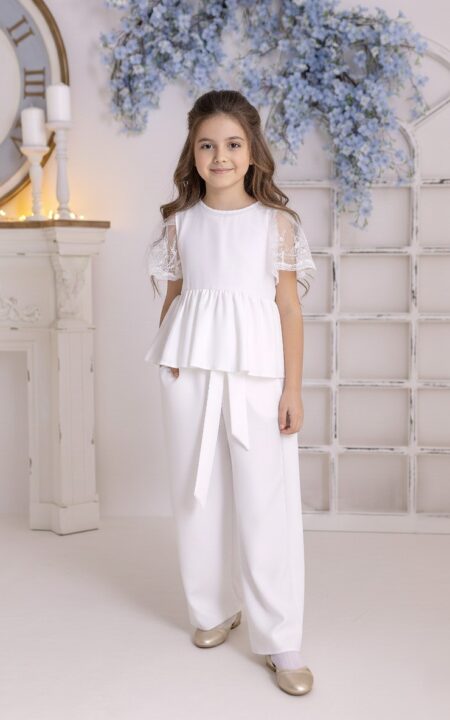 Biały komplet komunijny dla dziewczynki z koronkowymi rękawami, składający się z bluzki i spodni. Idealny na przebranie po komunii.