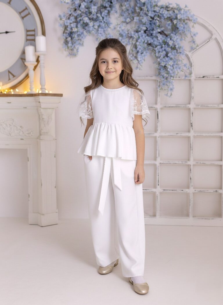 Biały komplet komunijny dla dziewczynki z koronkowymi rękawami, składający się z bluzki i spodni. Idealny na przebranie po komunii.