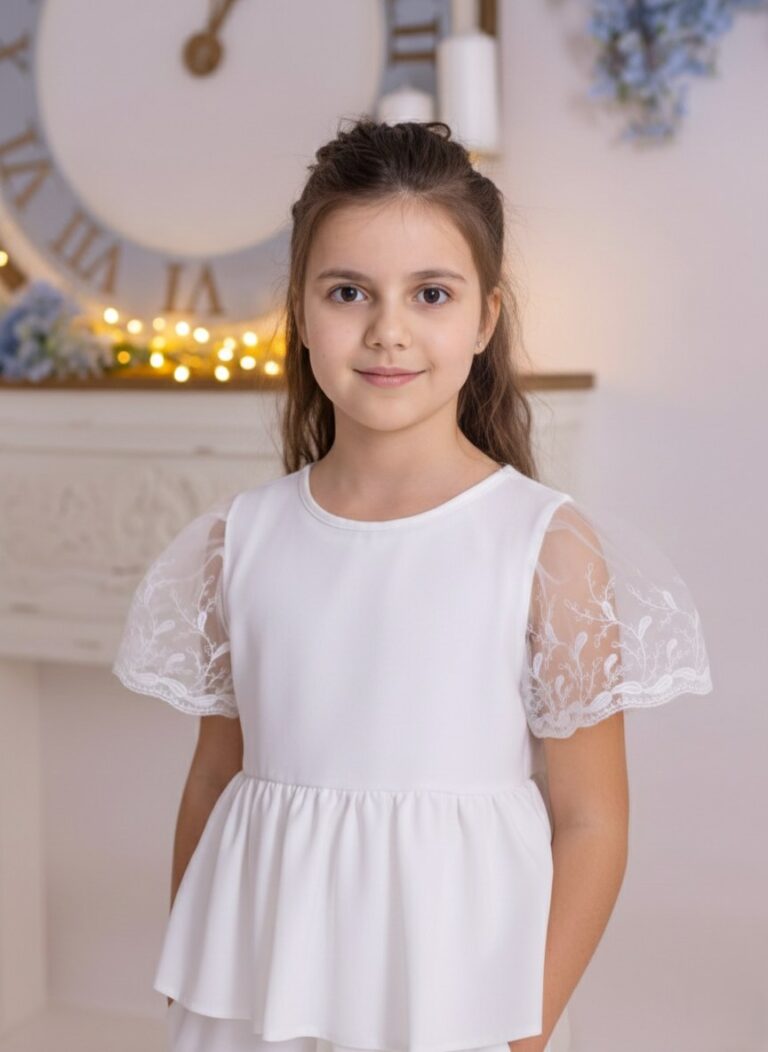 Biały zestaw na przebranie dla dziewczynki z koronkowymi rękawami, idealny na uroczystości i specjalne okazje.