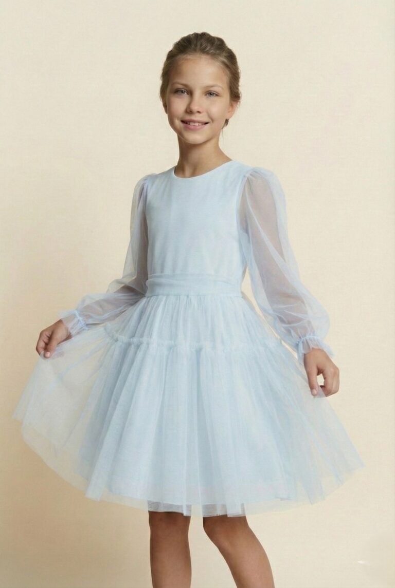 Błękitna tiulowa sukienka dla dziewczynki z długimi, przezroczystymi rękawami, idealna na specjalne okazje.