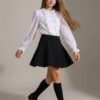 Biała bluzka dla dziewczynki z długimi, prążkowanymi rękawami i dekoracyjnymi guzikami, idealna na eleganckie okazje.