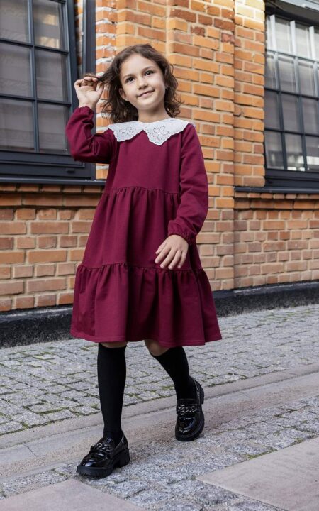 Bordowa, luźna sukienka z kołnierzykiem, idealna na codzienne wyjścia dla dziewczynki.