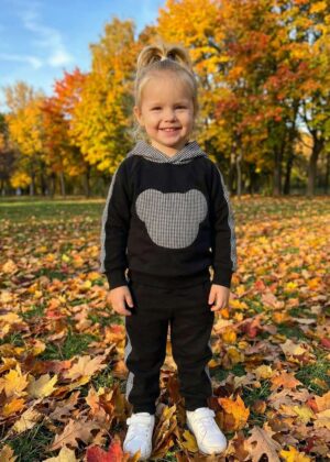 Czarny dres bawełniany w pepitkę dla dziewczynki z kapturem i nadrukiem misia, idealny na codzienne wyjścia.