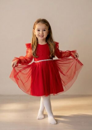 Czerwona tiulowa sukienka dla dziewczynki z falbanami na rękawach i ozdobnym paskiem.