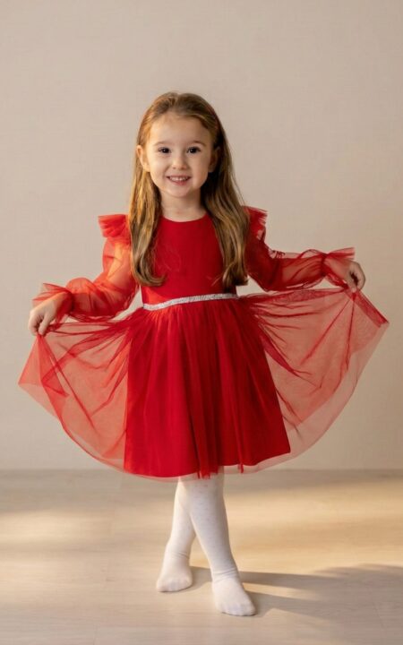 Czerwona tiulowa sukienka dla dziewczynki z falbanami na rękawach i ozdobnym paskiem.